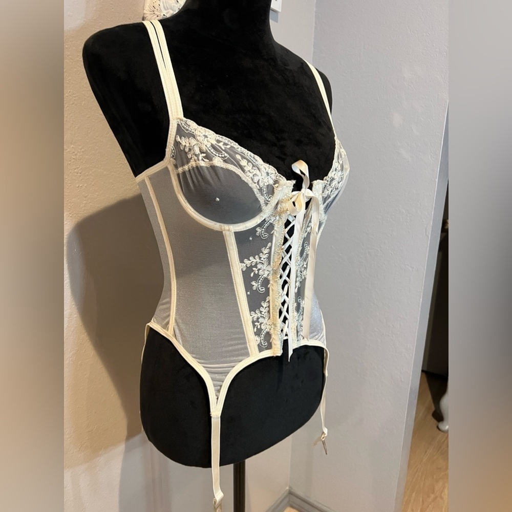 Beautiful embroidered cream and blue corset - Picture 5 of 10